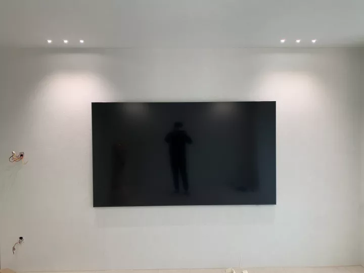 반매립 후 TV 설치 사진